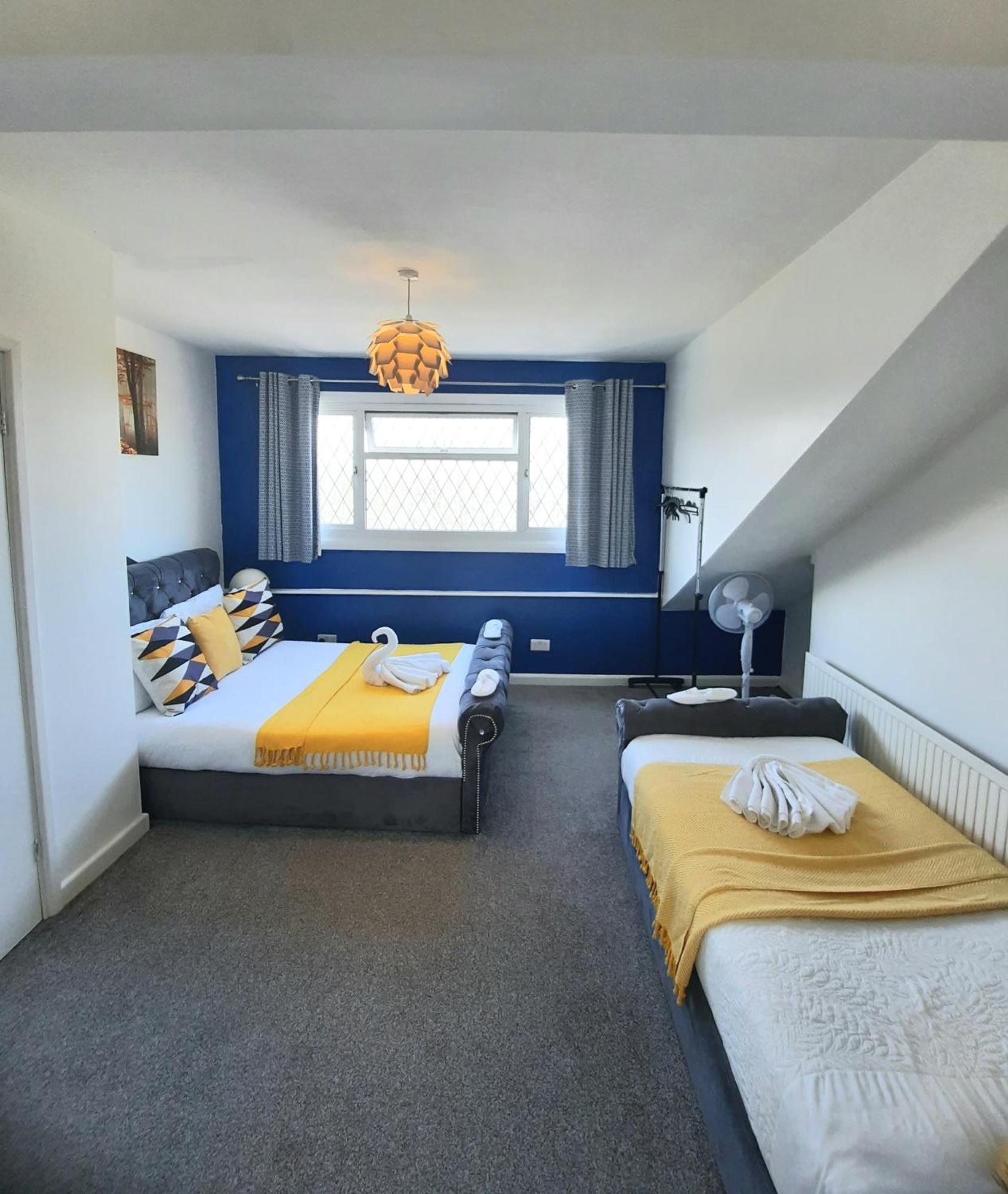 Home In Woodhouse, Leeds,Free 4 Car Parking,Free Wifi Leeds  Exterior photo